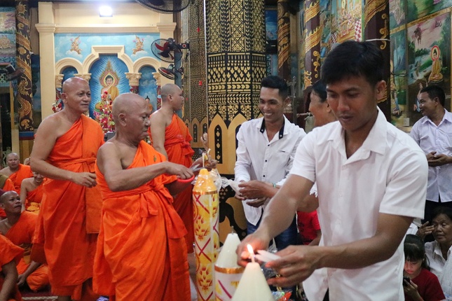 Chư Tăng, Phật tử thắp đèn hạ Chư Tăng, Phật tử thắp đèn hạ