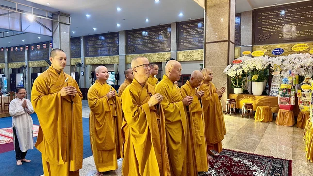 Chiều cùng ngày, chư tôn đức Viện Nghiên cứu Phật học VN cũng đã đến pháp viện Minh Đăng Quang dâng hương tưởng niệm Hòa thượng Pháp sư Thích Giác Nhiên