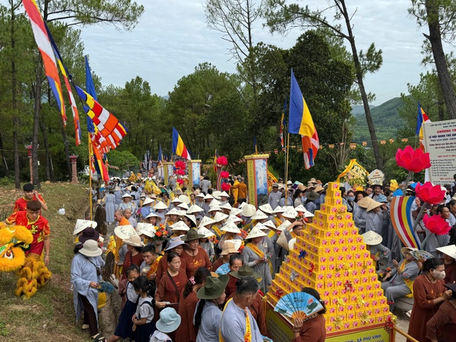 Đông đảo Phật tử về dự lễ hội