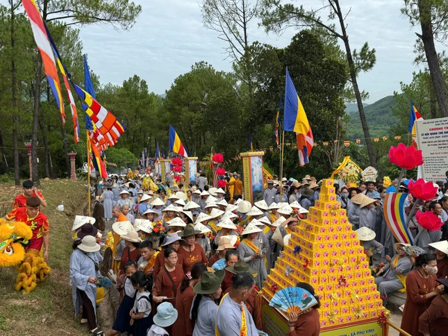 Đông đảo Phật tử về dự lễ hội