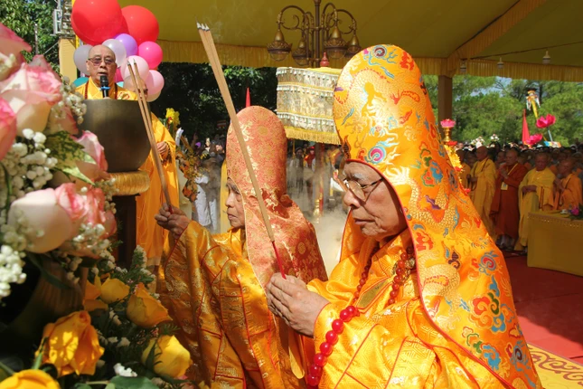 Chư tôn Trưởng lão Hòa thượng Chứng minh niêm hương cầu nguyện