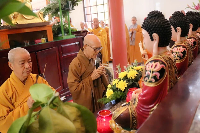 Chư tôn đức niêm hương bạch Phật Chư tôn đức niêm hương bạch Phật