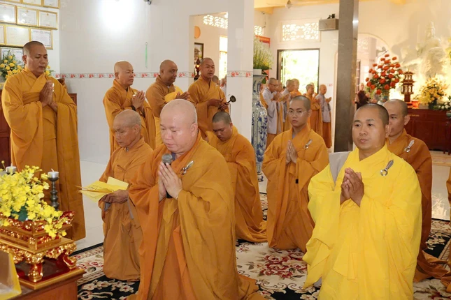 Thượng tọa Thích Tâm Khiết dâng lời tác bạch Thượng tọa Thích Tâm Khiết dâng lời tác bạch