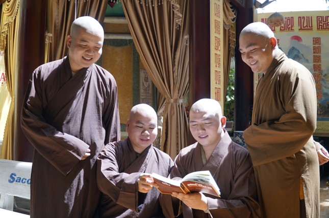 Trao đổi kiến thức Phật học tại trường hạ