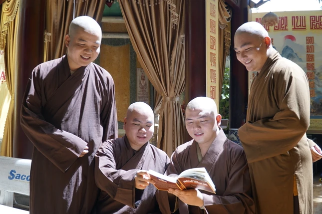 Trao đổi kiến thức Phật học tại trường hạ