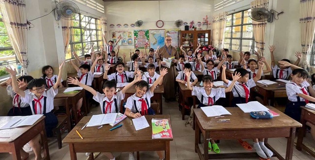 Bên các em học trò nhỏ - Ảnh: NVCC