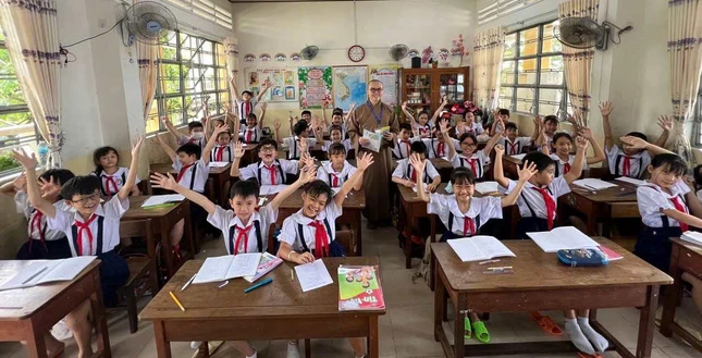 Bên các em học trò nhỏ - Ảnh: NVCC