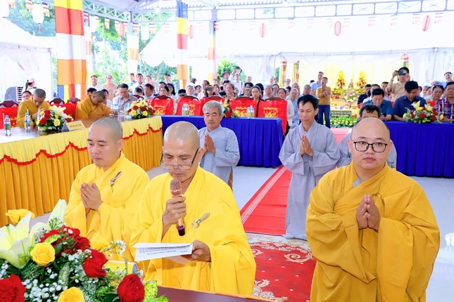 Đại đức Thích Giác Trí dâng lời phát nguyện Đại đức Thích Giác Trí dâng lời phát nguyện