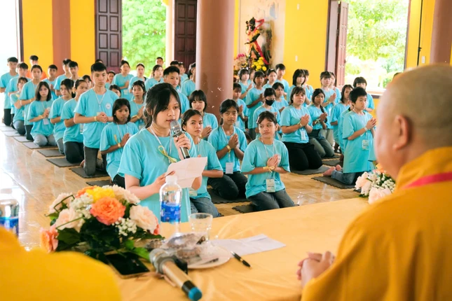 Đại diện các khóa sinh dâng lời phát nguyện Đại diện các khóa sinh dâng lời phát nguyện