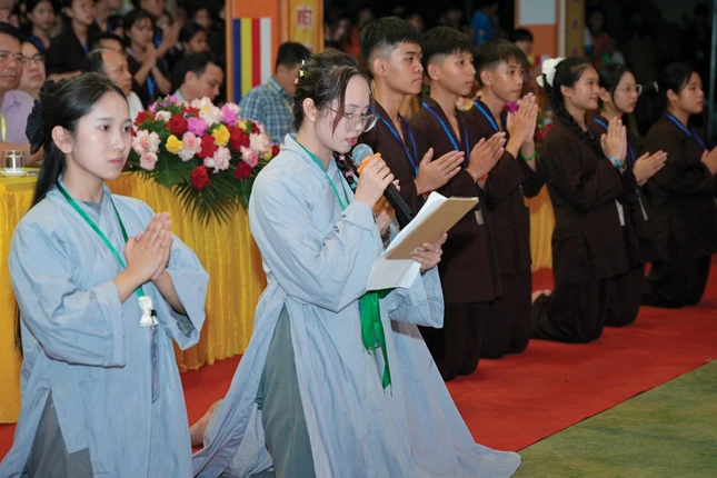 Đại diện các khóa sinh dâng lời phát nguyện Đại diện các khóa sinh dâng lời phát nguyện