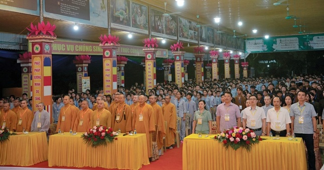 Chư tôn đức, đại biểu, tình nguyện viên và các em khóa sinh tham dự lễ khai mạc Chư tôn đức, đại biểu, tình nguyện viên và các em khóa sinh tham dự lễ khai mạc