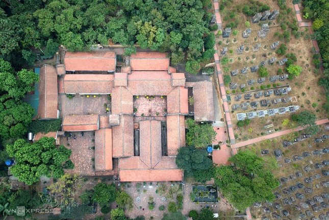 Cách chùa Vĩnh Nghiêm 40km, chùa Bổ Đà là một trong những ngôi chùa cổ và độc đáo nhất vùng Kinh Bắc, tọa lạc trên ngọn núi Phượng Hoàng (Bổ Đà sơn) ở phường Vân Hà, tỉnh Bắc Ninh. Chùa Bổ Đà được xây dựng từ khoảng thế kỷ 11, thời nhà Lý, trải qua nhiều lần trùng tu lớn dưới triều Lê Trung Hưng - Ảnh: Gia Chính