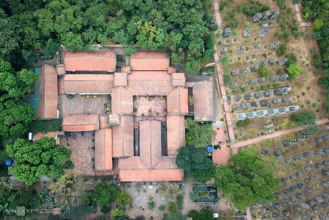 Cách chùa Vĩnh Nghiêm 40km, chùa Bổ Đà là một trong những ngôi chùa cổ và độc đáo nhất vùng Kinh Bắc, tọa lạc trên ngọn núi Phượng Hoàng (Bổ Đà sơn) ở phường Vân Hà, tỉnh Bắc Ninh. Chùa Bổ Đà được xây dựng từ khoảng thế kỷ 11, thời nhà Lý, trải qua nhiều lần trùng tu lớn dưới triều Lê Trung Hưng - Ảnh: Gia Chính