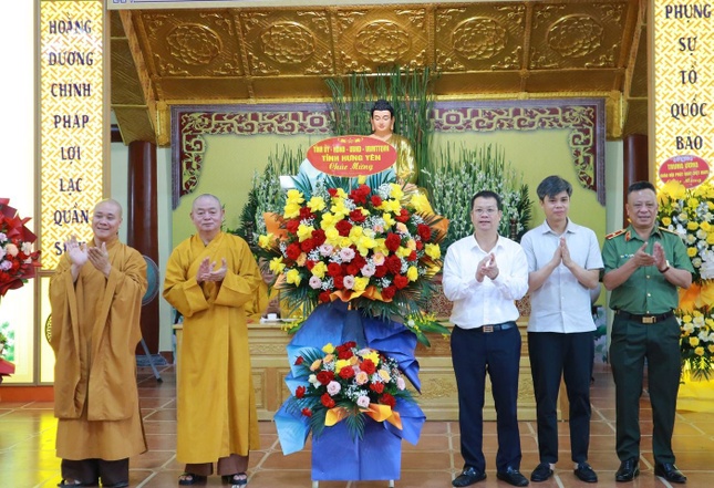 Lãnh đạo tỉnh Hưng Yên tặng hoa chúc mừng Lãnh đạo tỉnh Hưng Yên tặng hoa chúc mừng