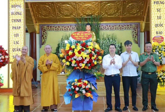 Lãnh đạo tỉnh Hưng Yên tặng hoa chúc mừng