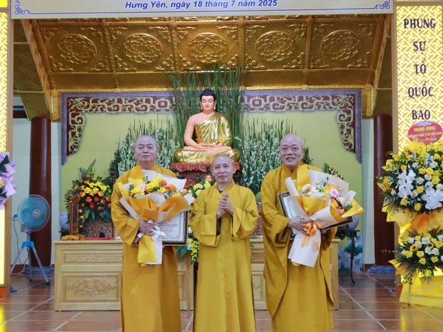 Trao tặng Bằng tuyên dương công đức đến Hòa thượng Thích Thanh Hiện và Thượng tọa Thích Thanh Hòa