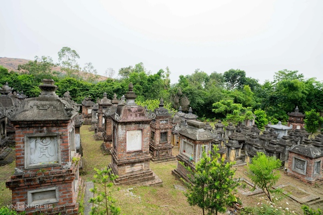 Vườn tháp chùa Bổ Đà tọa lạc trên sườn núi Phượng Hoàng với diện tích gần 8.000m2, được xem là vườn tháp cổ lớn nhất và đẹp nhất Việt Nam. Có khoảng 110 ngôi tháp và mộ lớn nhỏ, trong đó 97 ngôi tháp cổ hàng trăm năm tuổi, chôn giữ tro cốt xá-lợi hơn 1.200 Tăng Ni thuộc dòng thiền Lâm Tế khắp cả nước. Kiến trúc tháp mộ trong vườn hầu hết là tháp 3-4 tầng, cao 3-5 m, riêng tháp của Sư tổ có kích thước lớn và đồ sộ hơn. Các tháp này được xây bằng gạch chỉ, đá núi, mạch vữa từ mật mía và bột giấy bản, tạo nên kết cấu chắc chắn và bền vững qua nhiều thế kỷ. Vườn tháp được công nhận là Di tích Lịch sử - Kiến trúc nghệ thuật cấp quốc gia đặc biệt vào năm 2016