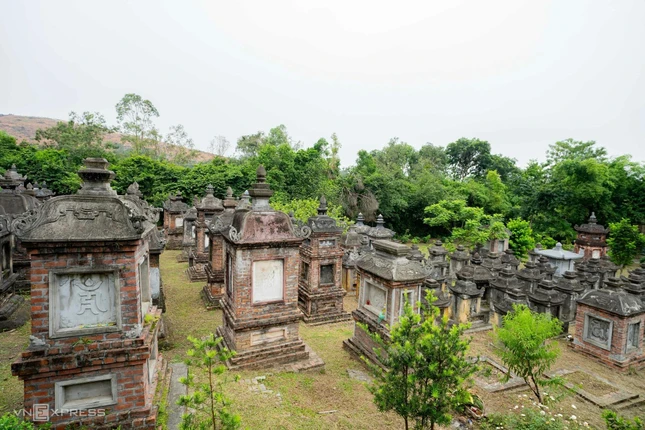 Vườn tháp chùa Bổ Đà tọa lạc trên sườn núi Phượng Hoàng với diện tích gần 8.000m2, được xem là vườn tháp cổ lớn nhất và đẹp nhất Việt Nam. Có khoảng 110 ngôi tháp và mộ lớn nhỏ, trong đó 97 ngôi tháp cổ hàng trăm năm tuổi, chôn giữ tro cốt xá-lợi hơn 1.200 Tăng Ni thuộc dòng thiền Lâm Tế khắp cả nước. Kiến trúc tháp mộ trong vườn hầu hết là tháp 3-4 tầng, cao 3-5 m, riêng tháp của Sư tổ có kích thước lớn và đồ sộ hơn. Các tháp này được xây bằng gạch chỉ, đá núi, mạch vữa từ mật mía và bột giấy bản, tạo nên kết cấu chắc chắn và bền vững qua nhiều thế kỷ. Vườn tháp được công nhận là Di tích Lịch sử - Kiến trúc nghệ thuật cấp quốc gia đặc biệt vào năm 2016