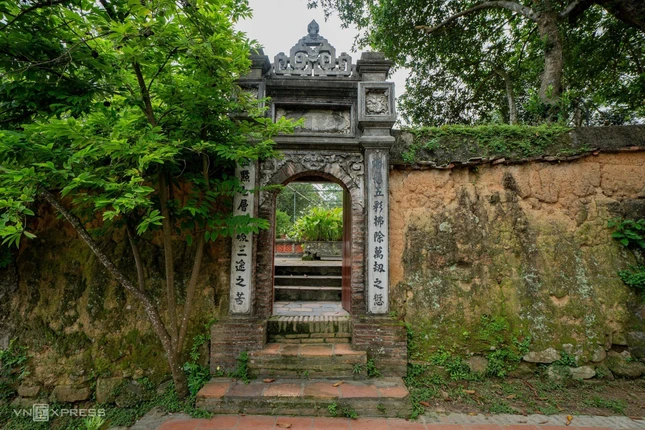 Bao quanh vườn tháp là bức tường cổ kính xây bằng đá núi, gạch chỉ và đất nện, tạo nên không gian u tịch, yên tĩnh, rất phù hợp với không khí tu hành, tưởng niệm và thiền định