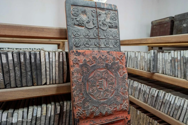 Mộc bản chùa Bổ Đà là một trong những kho mộc bản kinh Phật cổ nhất và quý giá nhất Việt Nam, với gần 2.000 tấm khắc bằng gỗ thị niên đại từ giữa thế kỷ 18 đến đầu thế kỷ 20, phần lớn được khắc trong thời vua Lê Cảnh Hưng (1740-1786). Những mộc bản này được bảo quản tốt, vẫn còn sắc nét sau gần 300 năm, không bị mối mọt do chất liệu gỗ thị dùng để khắc rất đặc biệt và không dùng hóa chất bảo quản. Phòng bảo quản được lắp đặt đồng hồ theo dõi nhiệt độ và độ ẩm giúp kiểm soát môi trường trong phòng