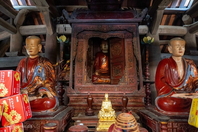 Chùa thờ tự ba vị Tổ sư gồm: Đệ nhất Tổ Phật Hoàng Trần Nhân Tông, Đệ nhị Tổ Pháp Loa, Đệ tam Tổ Huyền Quang, người sáng lập, truyền thừa và phát triển Thiền phái Trúc Lâm Yên Tử, góp phần xây dựng và mở rộng Phật giáo Việt Nam. Ba pho tượng tại chùa tạc bằng gỗ mít từ thế kỷ 19, mang giá trị nghệ thuật và lịch sử, được công nhận Bảo vật quốc gia năm 2024