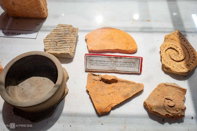 Nhà lưu giữ cũng trưng bày nhiều ngói cổ niên đại từ thế kỷ 6 đến 15, được phát hiện trong đợt khai quật năm 2015