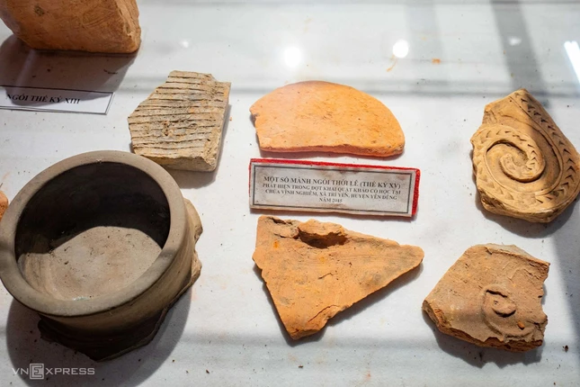 Nhà lưu giữ cũng trưng bày nhiều ngói cổ niên đại từ thế kỷ 6 đến 15, được phát hiện trong đợt khai quật năm 2015