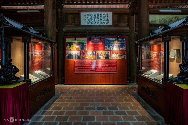 Nhà lưu giữ mộc bản chùa Vĩnh Nghiêm được xây dựng nhằm bảo quản hơn 3.000 mộc bản quý giá của dòng thiền Trúc Lâm. Công trình gồm khu trưng bày và khu lưu giữ với thiết kế chắc chắn bằng gỗ, chống ẩm, mối mọt. Trước đây, mộc bản lưu giữ tại nhà Tam bảo và dãy hành lang chùa, nhưng có nguy cơ bị mối mọt, ẩm mốc, thiếu điều kiện bảo quản chuyên biệt. Trong đó, mộc bản Kính tín lục, bản khắc năm 1876, chữ Hán gồm nhiều tác phẩm Đạo giáo và số ít Nho giáo, Phật giáo. Nội dung sách khuyến khích con người làm điều thiện, răn trừng sự ác, giáo dục kỹ năng sống, có sức truyền cảm. Ngoài nội dung khuyến thiện, cuối sách có một số phương thuốc chữa bệnh theo phương pháp dân gian