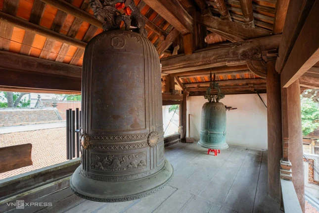 Tháp chuông chùa Vĩnh Nghiêm gồm hai tầng cao gần 8m, mái chồng diềm 6 tầng, nằm theo trục dọc giữa nhà Tổ đệ nhất và nhà Tổ đệ nhị. Tầng trên sàn gỗ, treo một quả chuông lớn đúc vào đầu thế kỷ 19. Tầng dưới dùng làm nơi tiếp khách, kết cấu khung gỗ lim chạm khắc tinh xảo theo phong cách thời Nguyễn, tạo nên nét kiến trúc đẹp và hài hòa