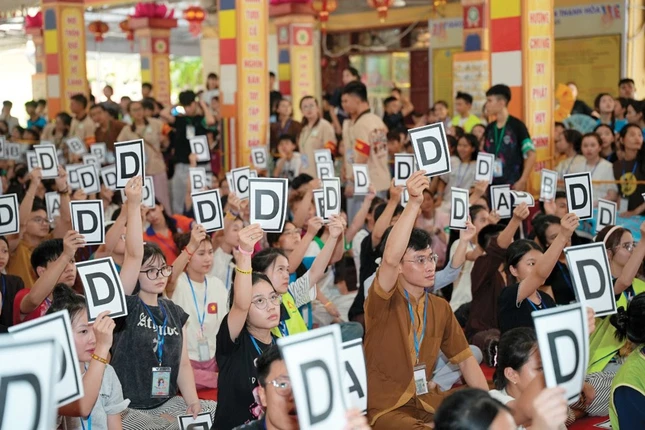 Các bạn trẻ hăng hái tham gia chương trình