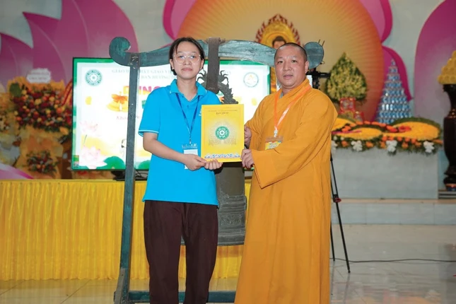 Đại đức Thích Tâm Hiện, Trưởng ban Tổ chức trao giải nhất đến khóa sinh Lê Thị Hồng