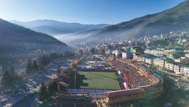 Vì những lý do chính trị, thời cổ xưa, Dzong có vị trí chiến lược và là những pháo đài quân sự, nằm ở đỉnh núi hoặc ngã ba sông Vì những lý do chính trị, thời cổ xưa, Dzong có vị trí chiến lược và là những pháo đài quân sự, nằm ở đỉnh núi hoặc ngã ba sông