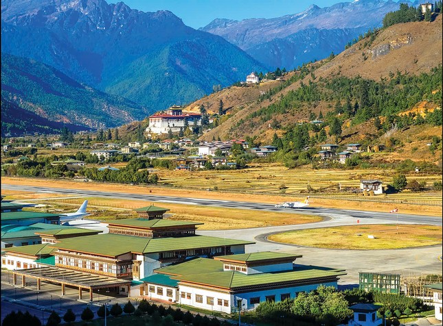 Những đỉnh tuyết trắng trên dãy Himalaya phản chiếu hình bóng Dzong, cho tôi nhìn thấy Dzong lần đầu khi vừa đặt chân tới Paro trên chuyến bay của Hãng Druk Air... Những đỉnh tuyết trắng trên dãy Himalaya phản chiếu hình bóng Dzong, cho tôi nhìn thấy Dzong lần đầu khi vừa đặt chân tới Paro trên chuyến bay của Hãng Druk Air...