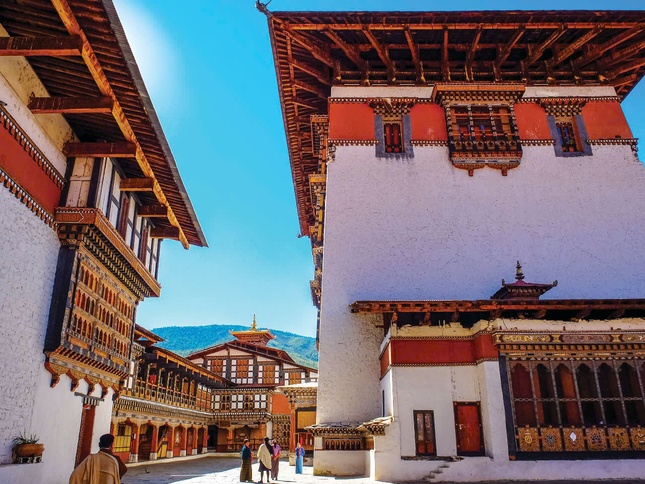 Dzong là một ngôi đại tự mà trong đó có một phần dành cho hành chính của các quận hoặc Chính phủ Dzong là một ngôi đại tự mà trong đó có một phần dành cho hành chính của các quận hoặc Chính phủ