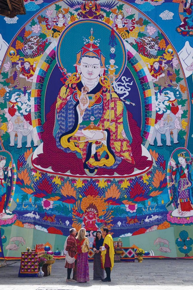 Tới Bhutan, là hành giả Kim cương thừa (Vajrayana), ta không thể không xúc động trước những bức thangka dài hàng chục mét được vẽ kỳ công... Tới Bhutan, là hành giả Kim cương thừa (Vajrayana), ta không thể không xúc động trước những bức thangka dài hàng chục mét được vẽ kỳ công...