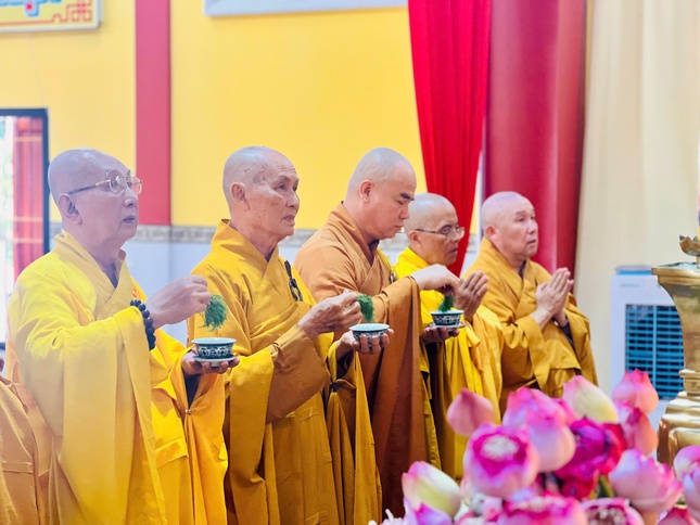 Chư tôn giáo phẩm cử hành nghi thức sái tịnh Chư tôn giáo phẩm cử hành nghi thức sái tịnh