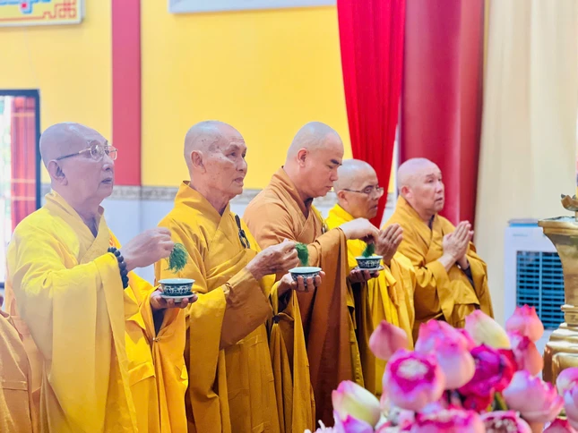 Chư tôn giáo phẩm cử hành nghi thức sái tịnh