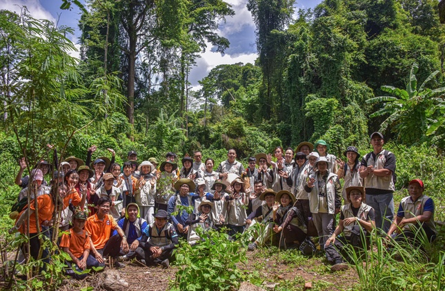 Các bạn trẻ tham dự chương trình "Tặng rừng cho mai sau" do chùa Diệu Pháp tổ chức