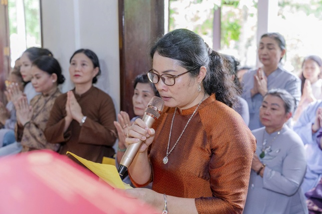 Đại diện các Phật tử dâng lời tác bạch cúng dường chư tôn đức nhân mùa An cư kiết hạ Đại diện các Phật tử dâng lời tác bạch cúng dường chư tôn đức nhân mùa An cư kiết hạ