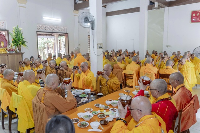 Chư Tăng cử bát cúng dường trong thời quá đường chung Chư Tăng cử bát cúng dường trong thời quá đường chung