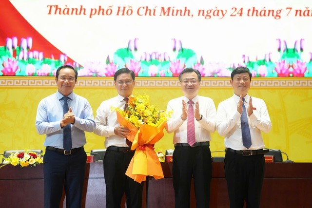 Đại diện lãnh đạo TP.HCM tặng hoa chúc mừng tân Phó Chủ tịch UBND TP.HCM Nguyễn Mạnh Cường Đại diện lãnh đạo TP.HCM tặng hoa chúc mừng tân Phó Chủ tịch UBND TP.HCM Nguyễn Mạnh Cường