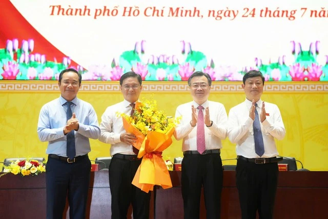 Đại diện lãnh đạo TP.HCM tặng hoa chúc mừng tân Phó Chủ tịch UBND TP.HCM Nguyễn Mạnh Cường