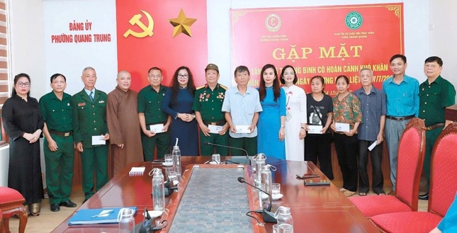 Tặng quà đến các gia đình chính sách, người có công với cách mạng trên địa bàn phường Quang Trung Tặng quà đến các gia đình chính sách, người có công với cách mạng trên địa bàn phường Quang Trung