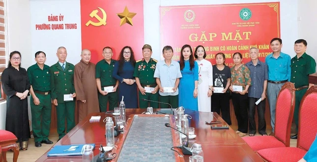 Tặng quà đến các gia đình chính sách, người có công với cách mạng trên địa bàn phường Quang Trung