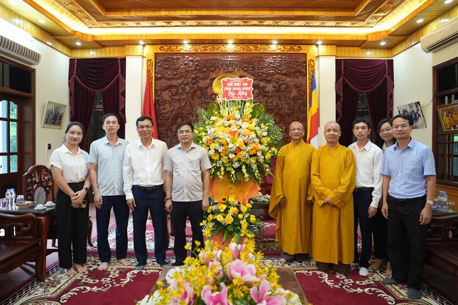 Sở Nội vụ tỉnh Ninh Bình tặng hoa chúc mừng