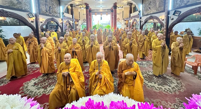 Chư tôn giáo phẩm niêm hương bạch Phật