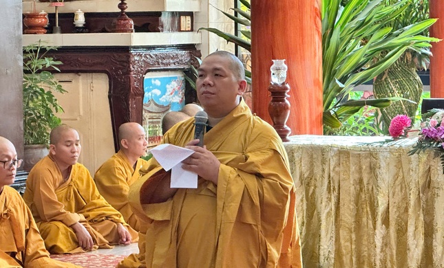 Đại đức Thích Minh Phước báo cáo túc số hành giả hiện diện