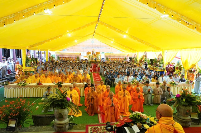 Đại đức Thích Thiện Tư dâng lời phát nguyện Đại đức Thích Thiện Tư dâng lời phát nguyện