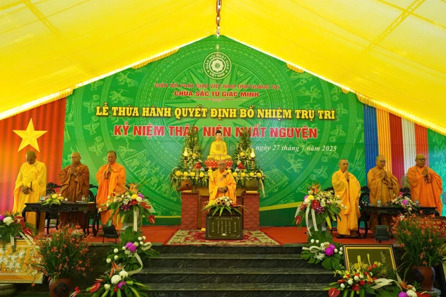 Chư tôn đức chứng minh buổi lễ Chư tôn đức chứng minh buổi lễ