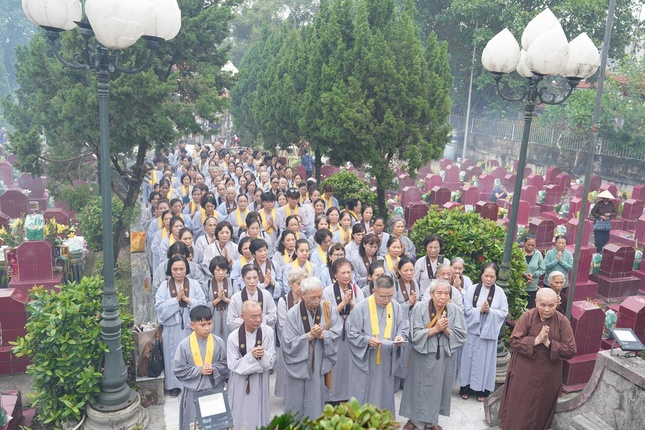 Dâng hương tưởng niệm tại Nghĩa trang Liệt sĩ xã Vũ Hội Dâng hương tưởng niệm tại Nghĩa trang Liệt sĩ xã Vũ Hội